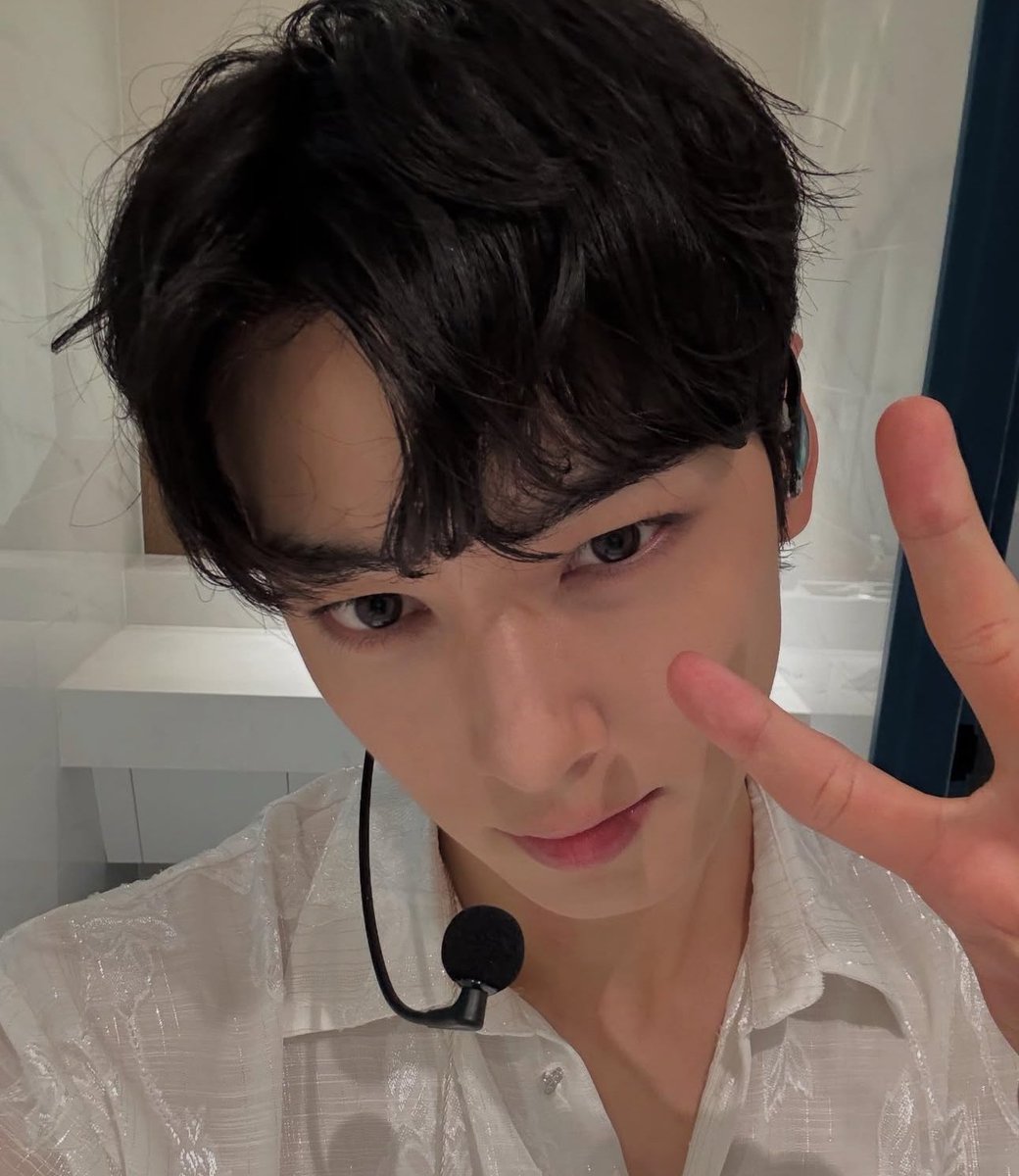 eunwoo gallery tweet media