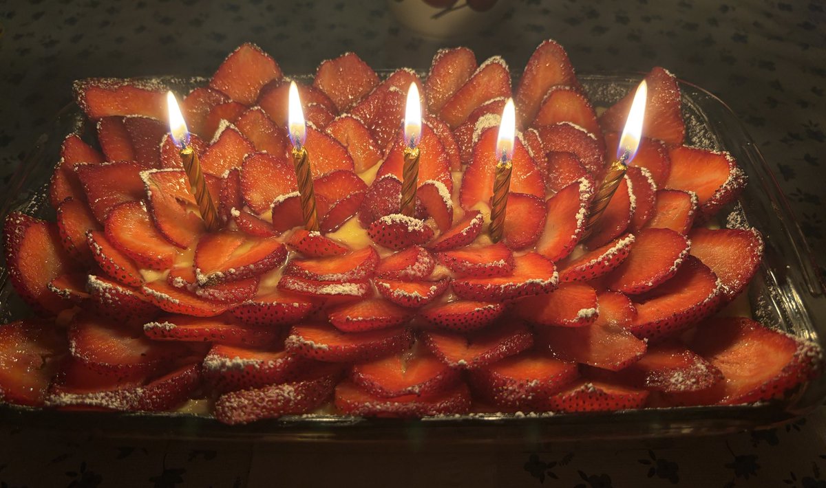 i made a strawberry tart for my 20th birthday
it was soooo good 🍓🤍