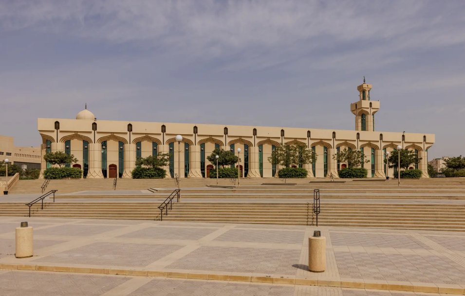 Naif_Alghamdi_'s tweet photo. جامع جامعة الملك سعود

المالك: جامعة الملك سعود
المصمم: باسل البياتي
المقاول: شراكة بويج بلونت (Bouygues Blount Joint Venture)
الافتتاح: 1985م

يقع وسط المدينة الجامعية واستُخدمت النخلة عنصراً رمزياً واضحاً على الشكل الخارجي للجامع...

مزيدًا من المعلومات، الصور، الرسومات، وأكثر هنا:  
https://t.co/5b6cK3oHgS

مشروع #ذاكرة_الرياض