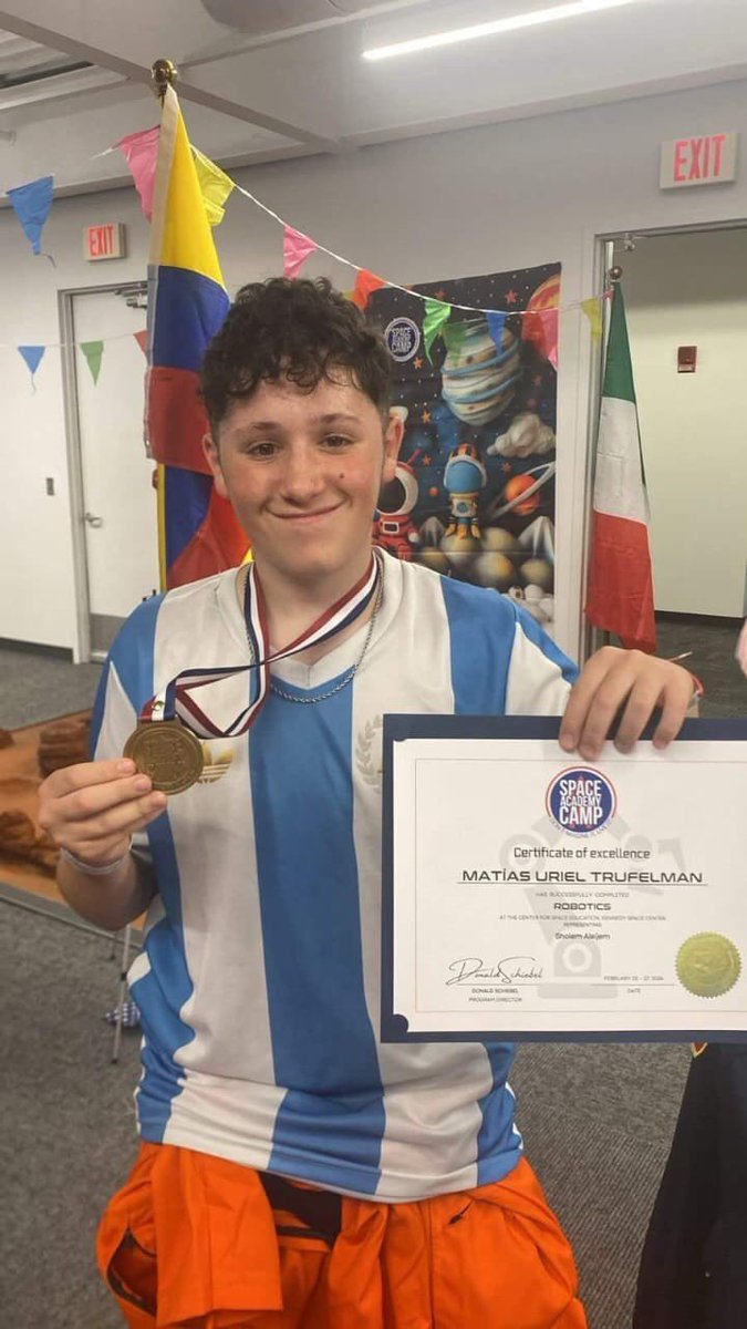 UN ESTUDIANTE ARGENTINO GANÓ EN LA NASA CON UN ROBOT PARA MINERÍA SUSTENTABLE EN MARTE

Matías Trufelman, de 16 años y alumno de la Escuela Scholem Aleijem, obtuvo el primer puesto en una competencia internacional de robótica del Space Academy Camp, programa vinculado a la NASA.
