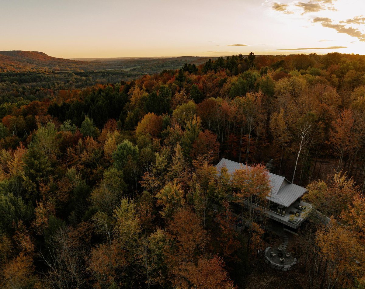 DesignedHomes's tweet photo. perched above a river valley in Quebec's maple woods. black steel, warm timber, floor-to-ceiling glass dissolving into the forest. Perchée Residence in North Hatley by Matière Première Architecture. 📷 Ian Balmorel https://t.co/vV3K2oiCd7