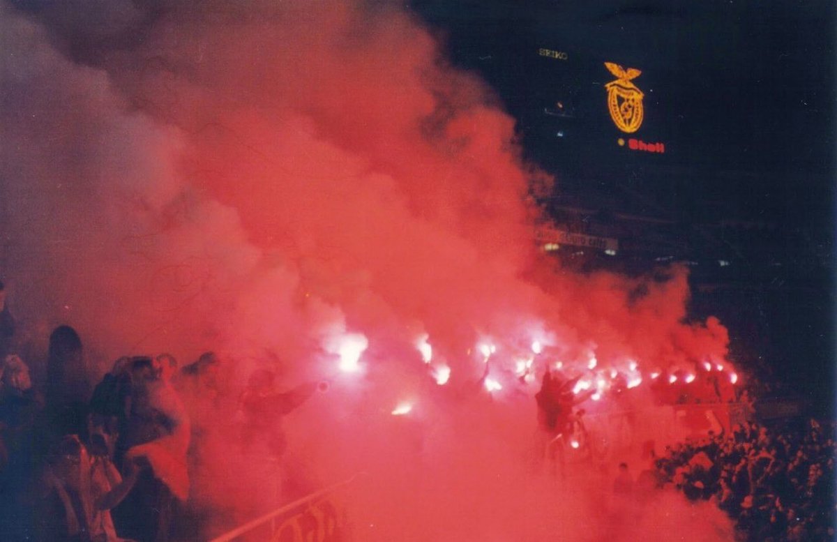 “𝐒𝐄𝐌𝐏𝐑𝐄 𝐏𝐑𝐄𝐒𝐄𝐍𝐓𝐄𝐒”

Neste dia, há 34 anos a lenda começou a ser escrita: nascia aquele grupo sem nome no topo sul do antigo Estádio da Luz. 
Desde aí, sempre presentes, sempre a apoiar o Benfica. 

4 de março de 1992. A lenda continua! Parabéns Иo Иame Boys.