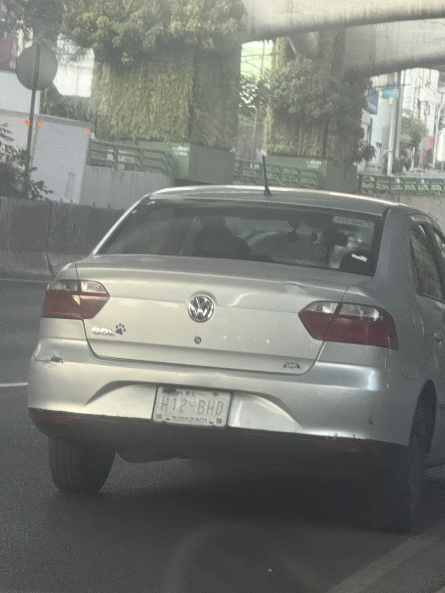 DenciuDf's tweet photo. @SSC_CDMX podrían mandar Oficiales de tránsito.  Auto detenido sin intermitentes sobre carriles de periférico a la altura de la salida de las Aguilas. https://t.co/dBNvAyR4Vr