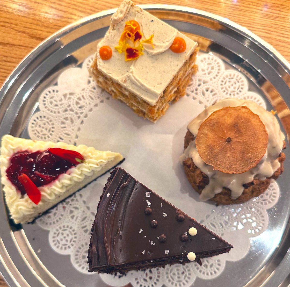 free_style_chef's tweet image. Spending the day with good friends means eating tasty treats from Hani’s bakery in NYC. 

That chocolate cake was the best I’ve had in recent memory. The apple scone was so flavorful. The carrot cake and cheesecake were also delicious. 

#sweettreat #nyceats #cake