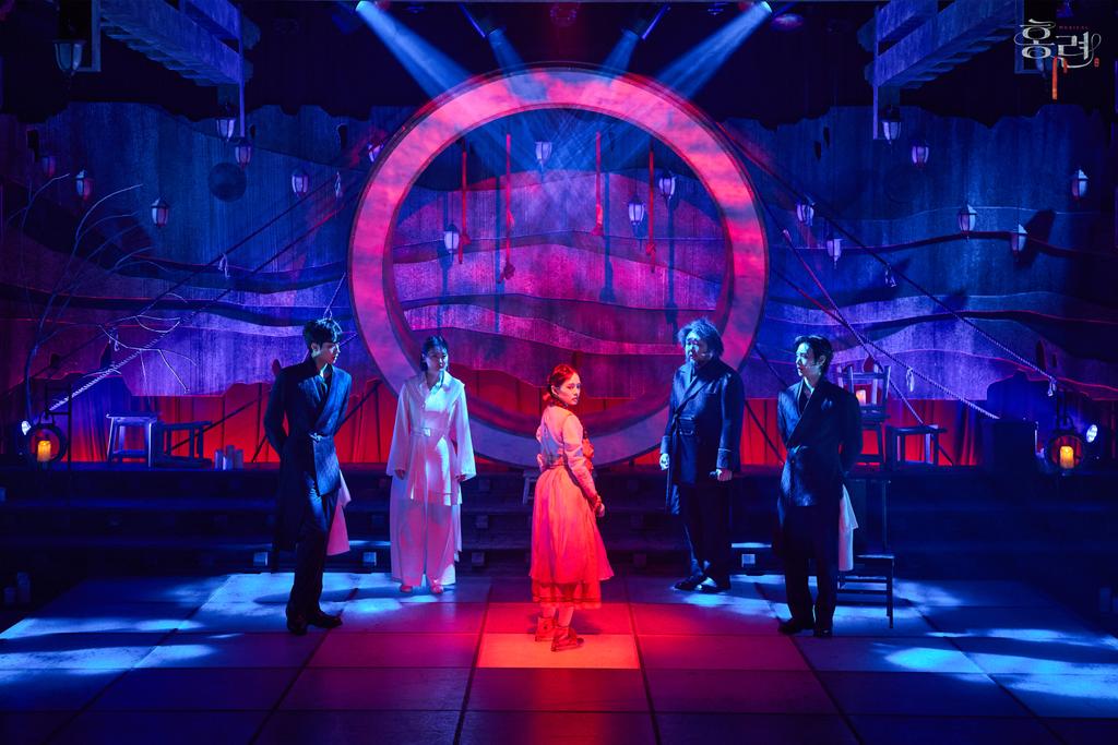 [뮤지컬 #홍련]

"안녕하십니까, 참관인 여러분.
죽은 자들의 세상 ‘저승’에 오신 것을 환영합니다."

📸 공연 사진 공개

2026.2.28 - 5.17
충무아트센터 중극장 블랙