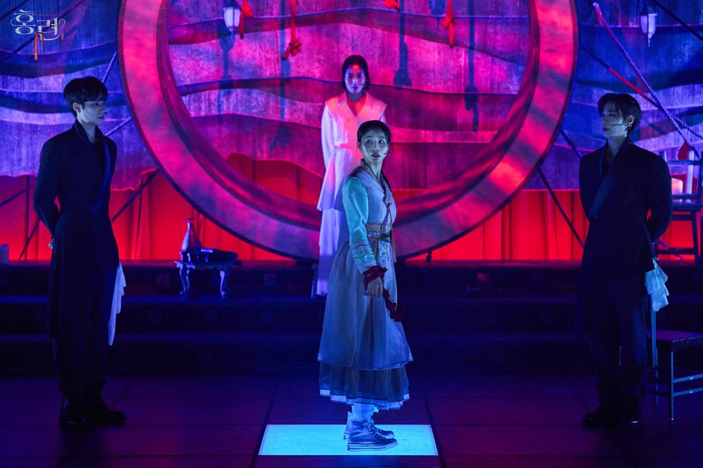 [뮤지컬 #홍련]

"안녕하십니까, 참관인 여러분.
죽은 자들의 세상 ‘저승’에 오신 것을 환영합니다."

📸 공연 사진 공개

2026.2.28 - 5.17
충무아트센터 중극장 블랙