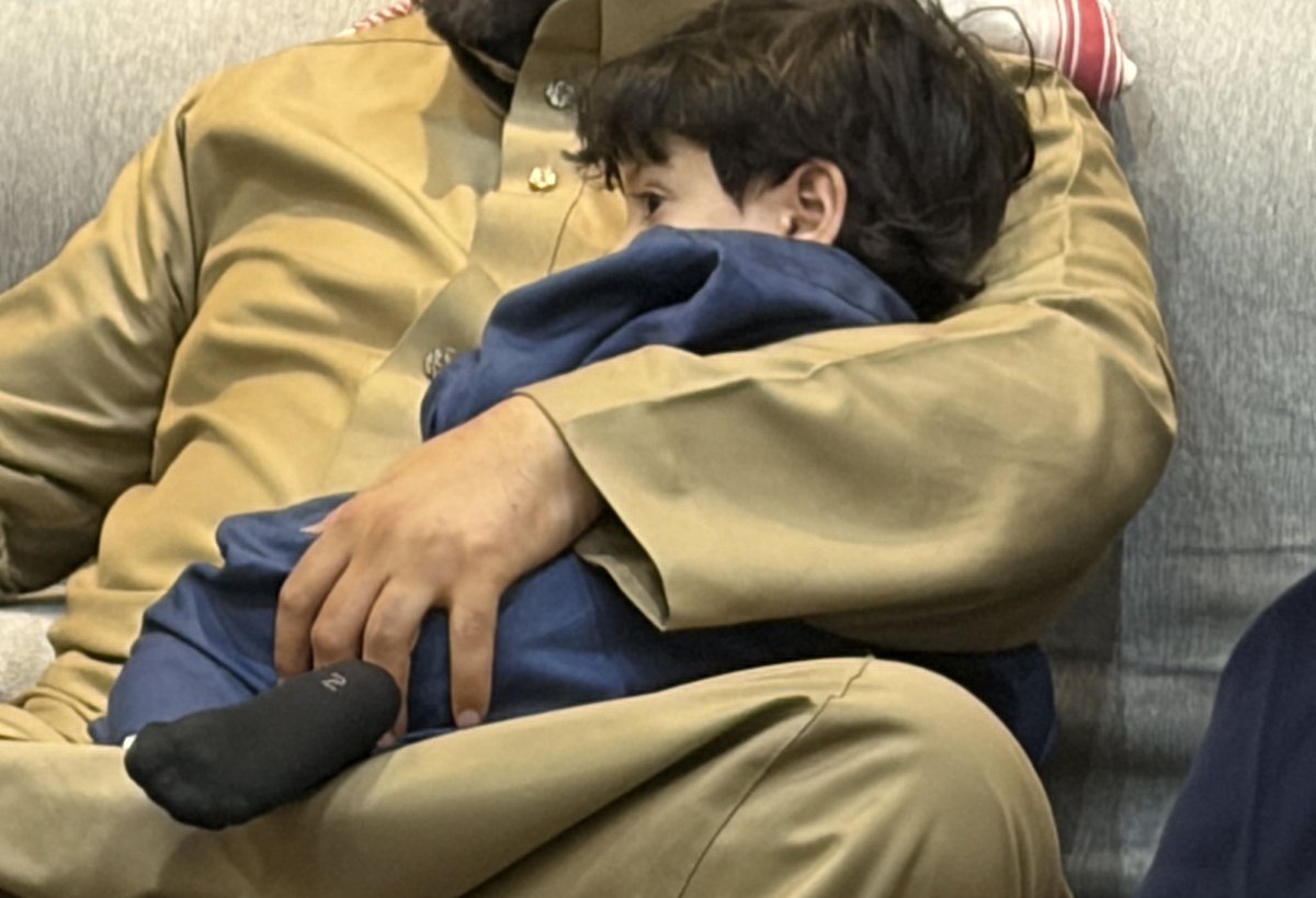 احبه محبه داخل الصدر مزروعه 
تغذا على دم الشرايين والمشه

هروج العواذل فيه ما هي بمسموعه 
وداع الهوى من ينصحه كنه يغشّه 

تبيّن حقايق راعي الحب .. بدموعه
وتضهد علومٍ بين الأضلاع منحشه 

- سعد بن جدلان