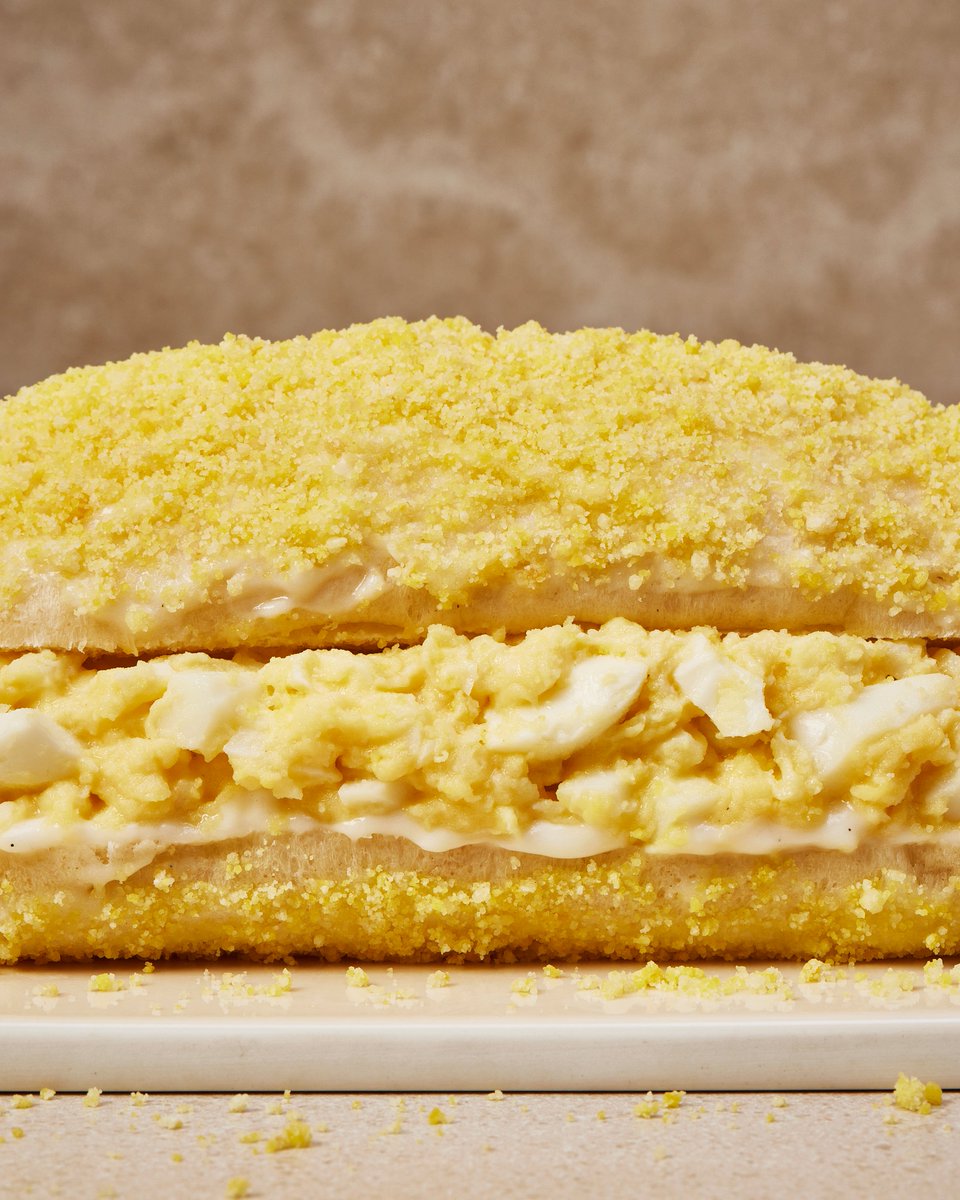 이건 샌드위치가 아니라 구름인가요? ☁️

폭신폭신한 화이트 롤 사이 
고소한 에그 감자 샐러드를 넣고 
카스텔라 가루 옷을 입혀 마무리한
#카스텔라크림에그샌드위치

은은하고 달콤한 화이트 롤이 입술에 먼저 닿고, 
촉촉한 에그 감자 샐러드가 어우러지는 달콤 고소한 풍미!