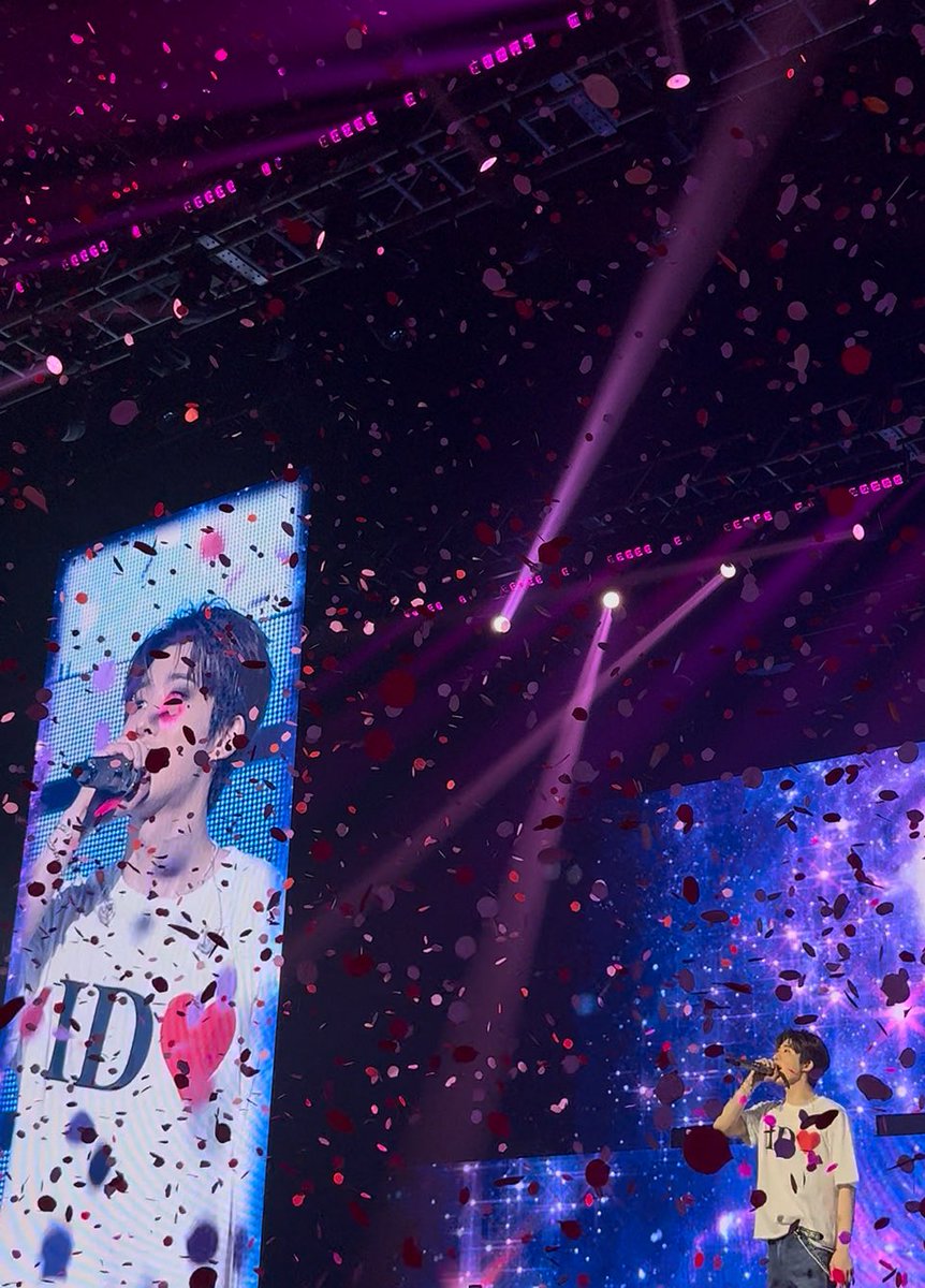 사흘이나지난거 쌉구라지 나 아직 코스모스부를때 컨페티흩날리는게 눈에선한데 ㅠㅠ