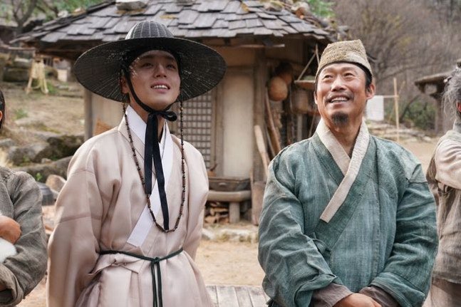 [Exclusive] Yoo Haejin &amp; Park Jihoon together in a special shot… ‘The King’s Warden’ is holding a 10 million viewers stage greeting.
m.entertain.naver.com/home/article/1…