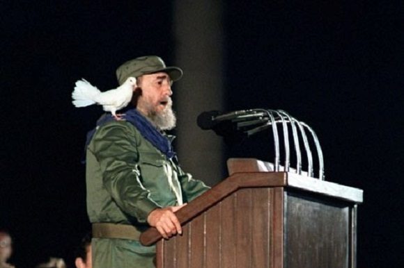 SiulEnriquez's tweet photo. #Fidel: "Lo que garantiza la Revolución, lo que hace que la Revolución se sienta segura, es la convicción de que el pueblo de Cuba es un pueblo invencible. Lo que nos da la seguridad de que la Revolución no será jamás vencida".
#CubaEstáFirme 
#CubaVencerá 
#CubaSoberana https://t.co/qaWhQJch1N