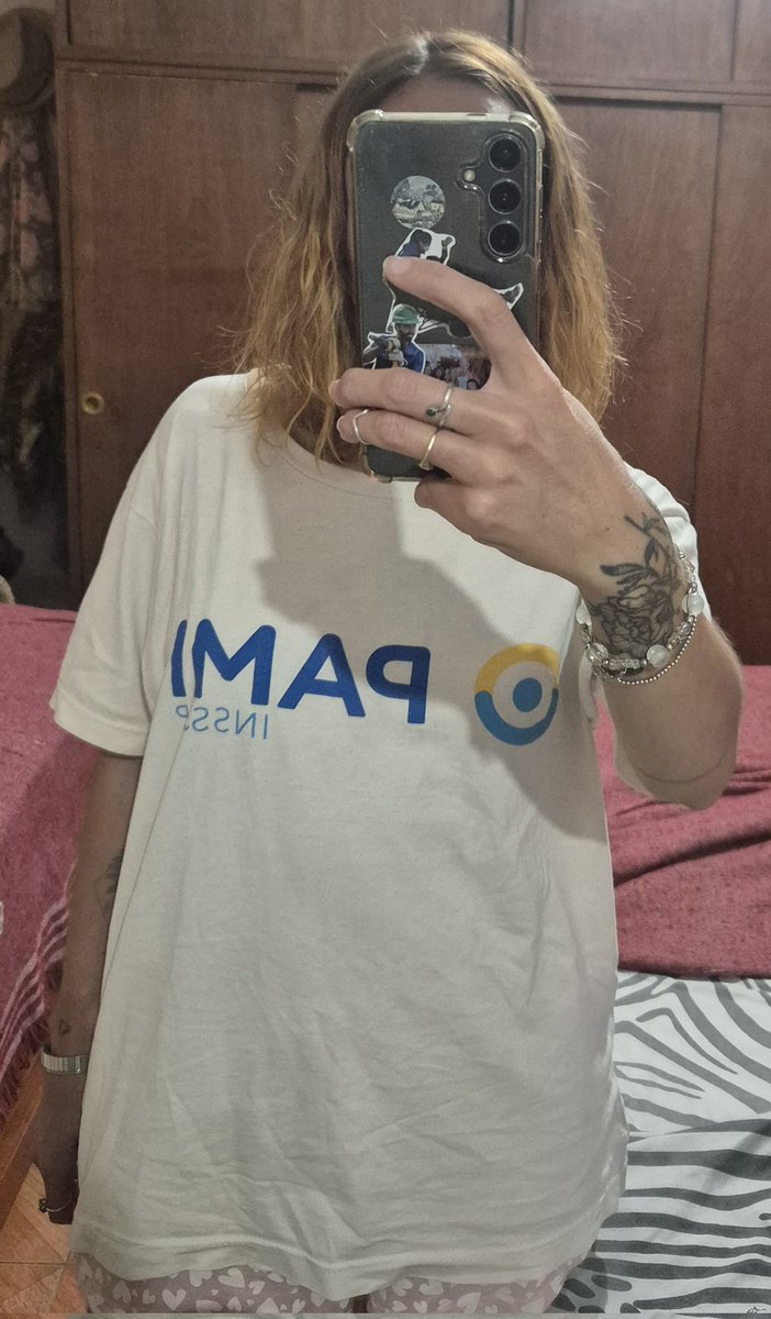 FlorenReCe's tweet photo. Nueve de la noche, comí y ya estoy en la cama https://t.co/VWLAGmiVce