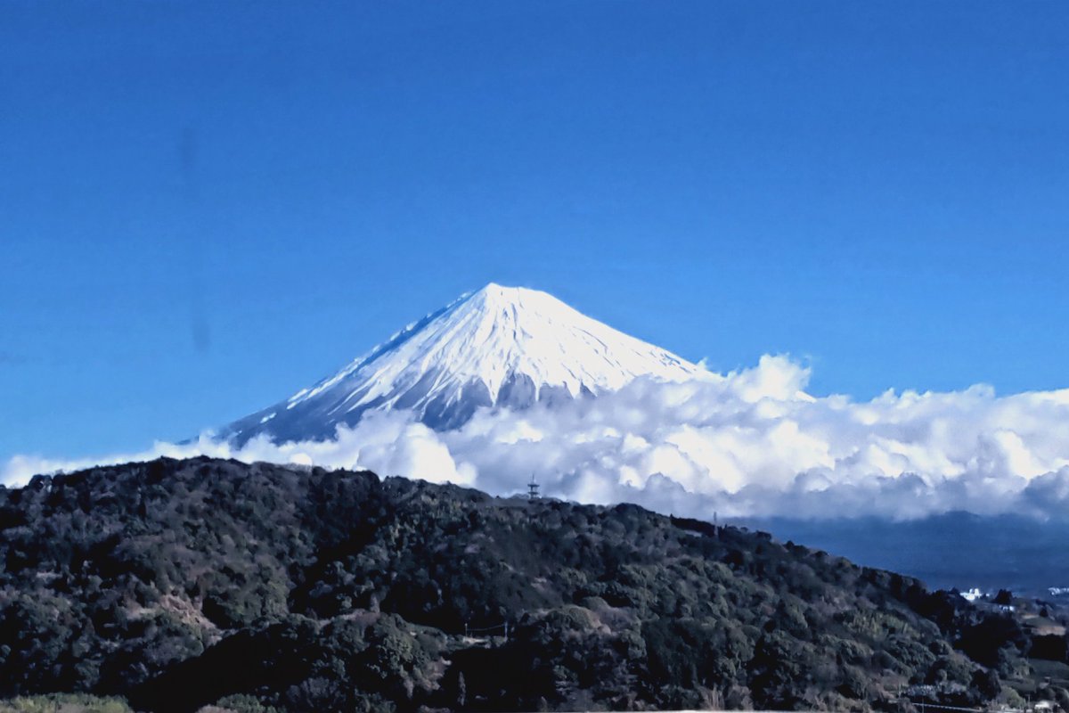 ixea0901's tweet photo. バイク🏍️富士山を眺めに。さて、箱根行くか伊豆行くか…迷うなぁ。事前計画なし���気分でいくツーリングはじまる https://t.co/zmMV5uAENz