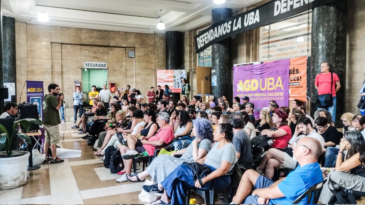 En una asamblea de casi 150 docentes,  AGD-UBA votó por unanimidad paro por tiempo indeterminado hasta ganar la aplicación de la ley de financiam universitario y con ella, el 51% de aumento que el gob, de manera totalmente ilegal, se niega a aplicar. Empujemos la rebelión univ