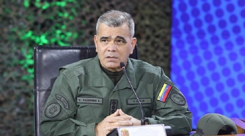 infopublicave's tweet photo. 📢El ministro de Defensa, Vladimir Padrino López, exigió este martes, en nombre de la Fuerza Armada Nacional Bolivariana, la liberación de Nicolás Maduro y de su esposa, Cilia Flores, capturados y extraídos del país por Estados Unidos hace  2 meses. https://t.co/4KjAo36qQo