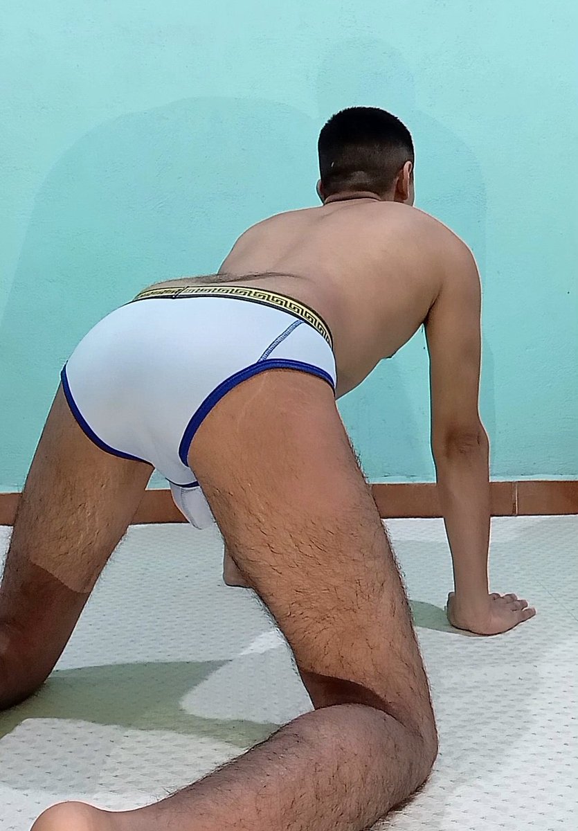fer_shark's tweet photo. Modelando trusa azul claro, marca Versace https://t.co/kXTSAt9BQc