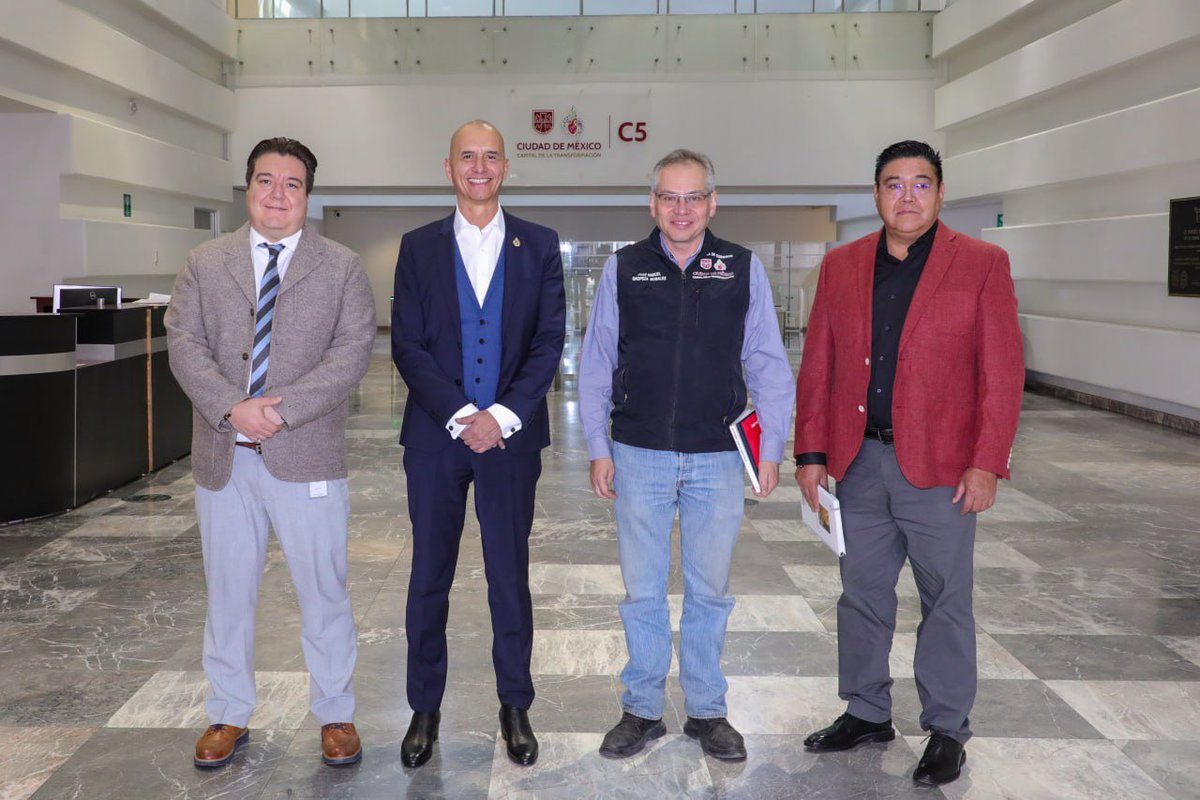 guerrerochipres's tweet photo. La seguridad escolar palpita en el #C5CorazónDeLaSeguridad.

El coordinador del #GabineteDeSeguridad, @manueloropeza68, y el Dr. Pablo Tapia Almaraz, coordinador del programa Auxilio Escolar en CDMX, realizaron una #VisitaCívica al @C5_CDMX, donde dialogamos sobre la coordinación interinstitucional, la prevención y el fortalecimiento de entornos escolares seguros