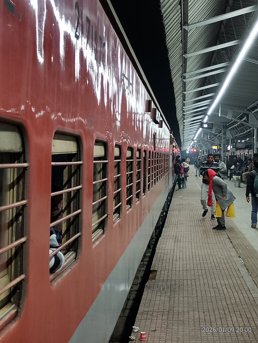 ayush_Railgeek's tweet photo. @drmsdah @srdomsdah @EasternRailway Since the Covid era,SDAH Duronto has been running with non-Duronto coaches.The train was a budget-friendly premium nonstop train whose fare later became equal to the Rajdhani for dynamic pricing but the railways contrarily removed their coaches https://t.co/NBhj96JxAQ