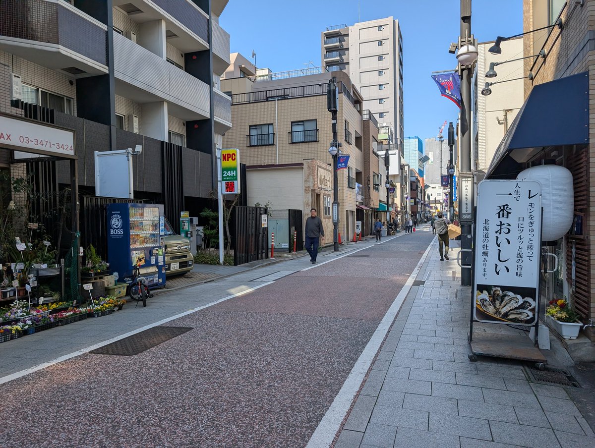 mnNH029's tweet photo. JR品川駅の高輪口(港区)を出て八ツ山橋〜京急線の踏切を渡って直ぐ狭い商店街を進むと昔の雰囲気が残る旧東海道の品川宿の街並みが続く。徒歩圏内にリニア新駅や天王洲アイル等新旧が隣接する珍しい穴場エリア。＃関東街歩き 京急の北品川駅(品川区)が最寄り駅。 https://t.co/ut23P2xNy2