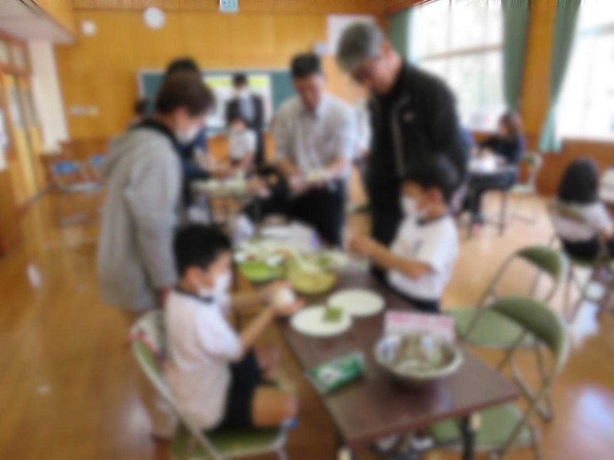 nishimata_esc's tweet photo. 第４回学校運営協議会
来年度を見据えた熟議や最後の授業参観がありました。後半では、にぃま隊の米づくり事業の締めくくりと合わせて『１・２年生と一緒におにぎり作り』をしました。美味しくて楽しくて、笑顔はじけるひとときでした。これからも西俣小学校をよろしくお願いします。 https://t.co/LMOWXOG4al