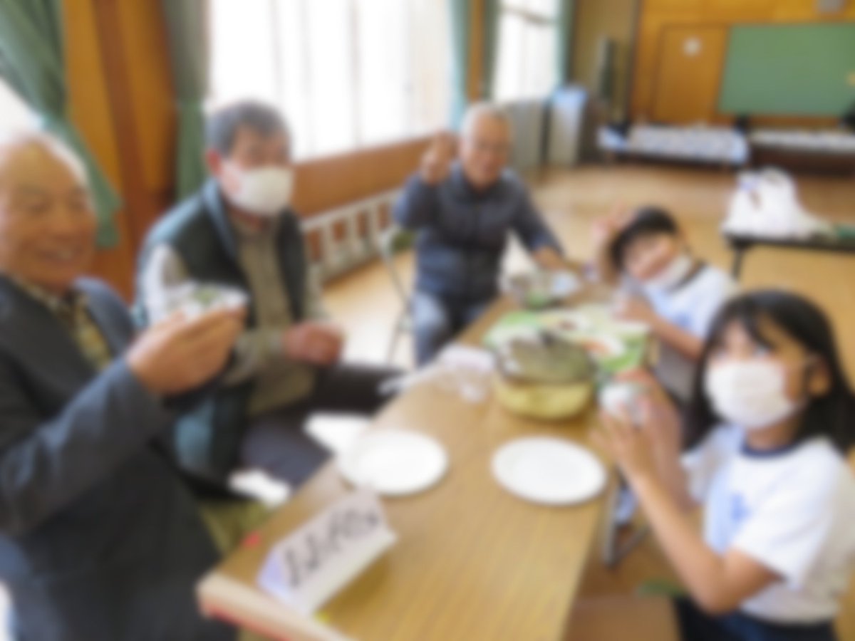 nishimata_esc's tweet photo. 第４回学校運営協議会
来年度を見据えた熟議や最後の授業参観がありました。後半では、にぃま隊の米づくり事業の締めくくりと合わせて『１・２年生と一緒におにぎり作り』をしました。美味しくて楽しくて、笑顔はじけるひとときでした。これからも西俣小学校をよろしくお願いします。 https://t.co/LMOWXOG4al