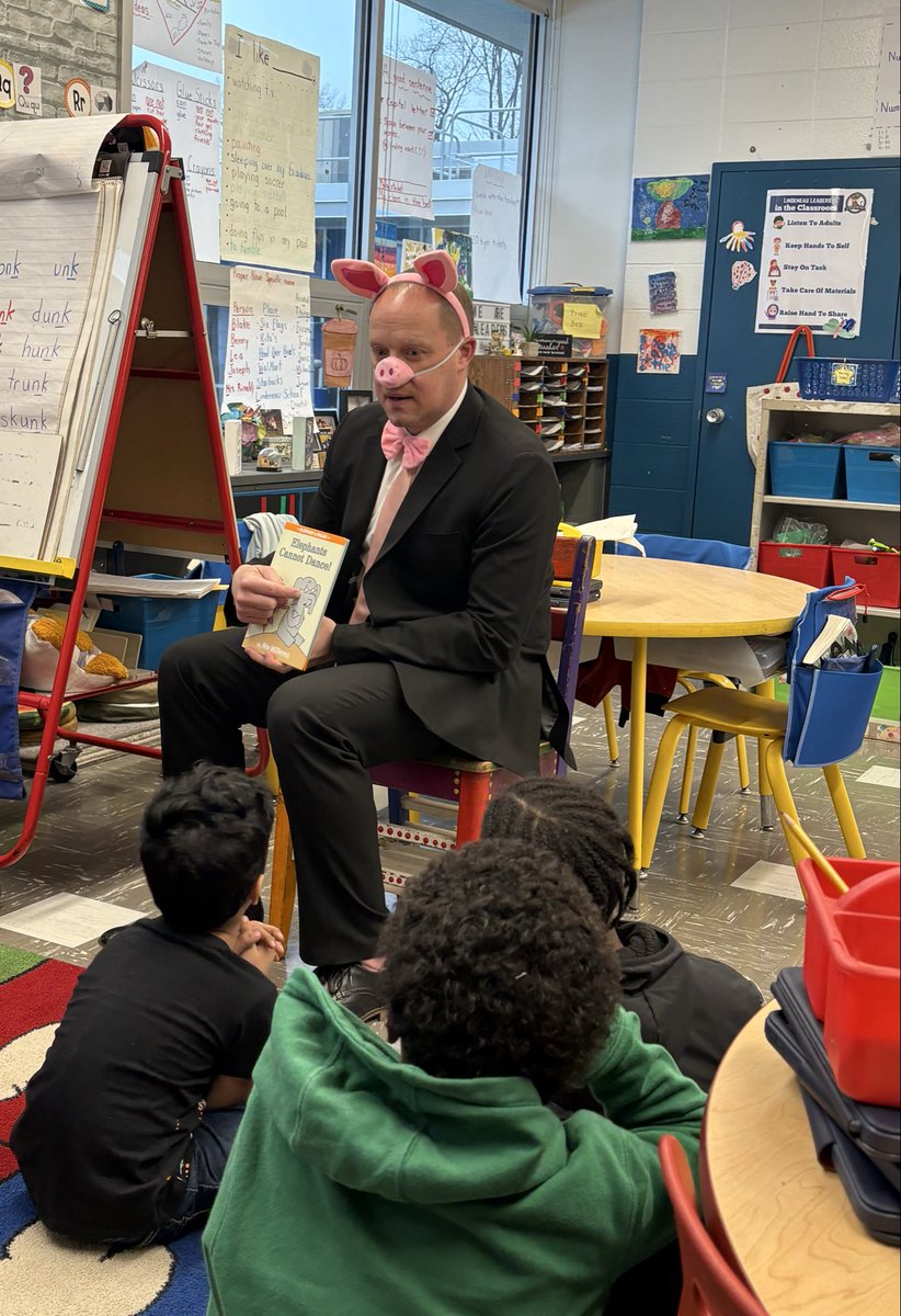 CarrieRinaldi's tweet photo. Big smiles, big laughs, and big reading fun at @lindeneauschool 📖 Thnk you @MrPlatvoet Piggie would be be proud! #bestprincipal
#ReadAcrossAmerica https://t.co/c3GIg5atlg