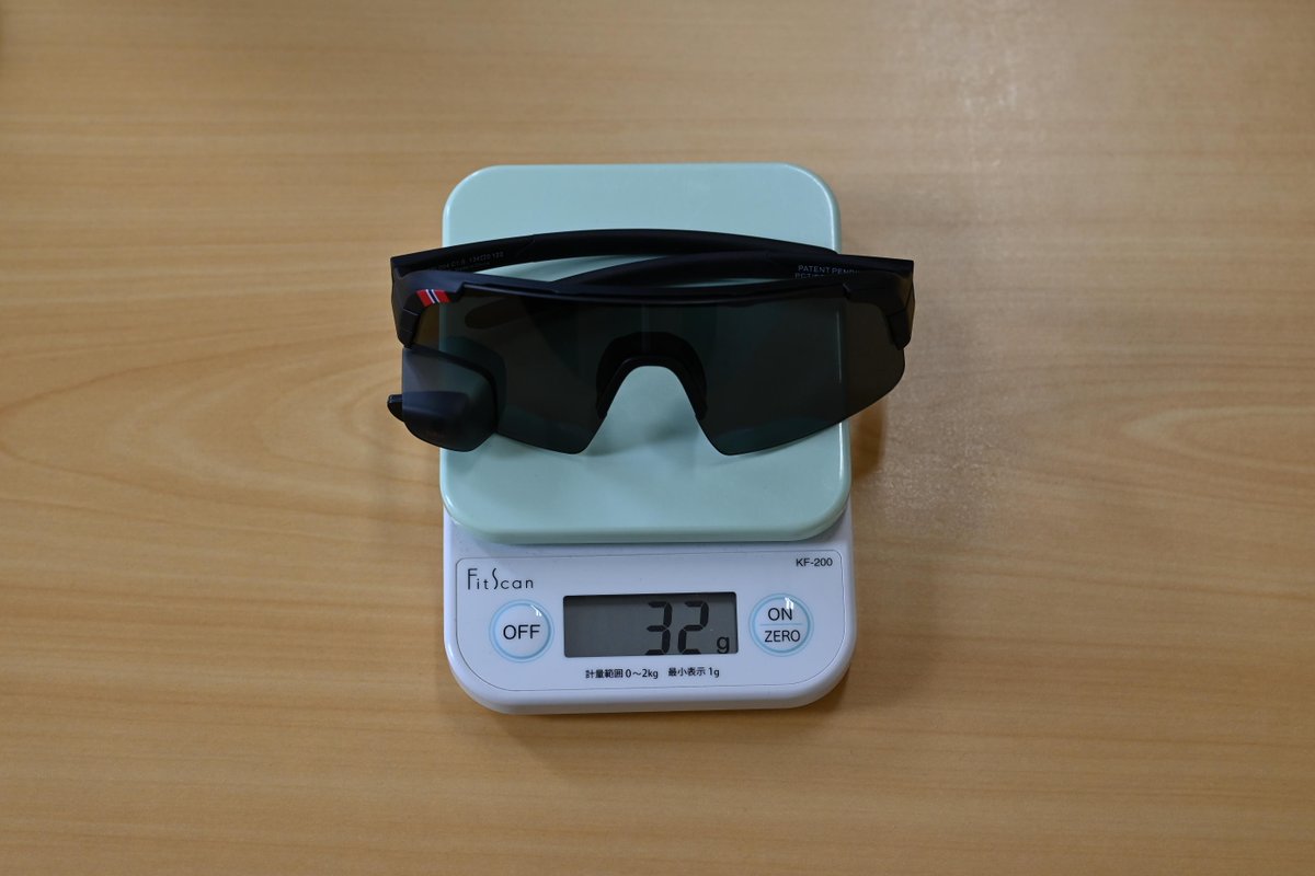 geektrade_jp's tweet image. トライアイはリアミラーを搭載しているため、重量が気になるかもしれませんが、重量は32g。
自転車用サングラスとして最軽量レベルとは言えないものの、長時間使用しても疲れにくい程度には軽量です。
#trieye #trieyeeyewear