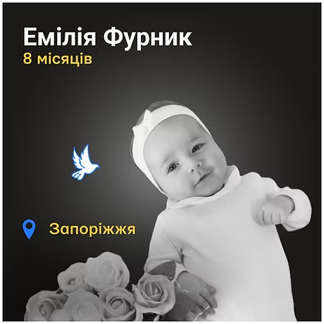 03.03.2023 загинула Емілія Фурник (8 міс). Її разом з батьками вбила російська ракета, яка вночі влучила в їх будинок у Запоріжжі, що на вулиці Незалежної України, 67. Загалом тоді в будинку загинуло 13 людей. Світлина victims.memorial