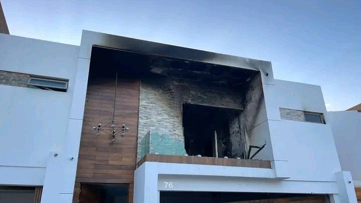 🚨🔥 ¡ATAQUE INCENDIARIO EN ZONA RESIDENCIAL DE #Culiacán! 🔥🚨

Un nuevo hecho violento se registró la mañana de este martes en el fraccionamiento Portalegre Estates III, al norte de Culiacán, generando fuerte movilización de cuerpos de emergencia.

De acuerdo con los primeros