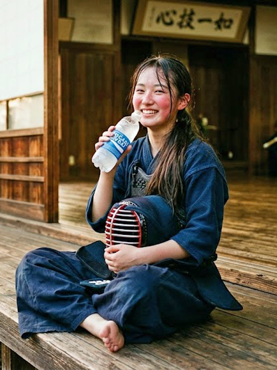 bugu_taira's tweet photo. 稽古終わり！

ぷはぁーっ！　✨染みるぅ～

#剣道 #kendo #初心者 #上達 #長く続ける #笑顔 #剣道人口増やしましょう #剣道女子 #女性剣士 #放課後 #青春 #ほっこり https://t.co/WbQ2eTK17k