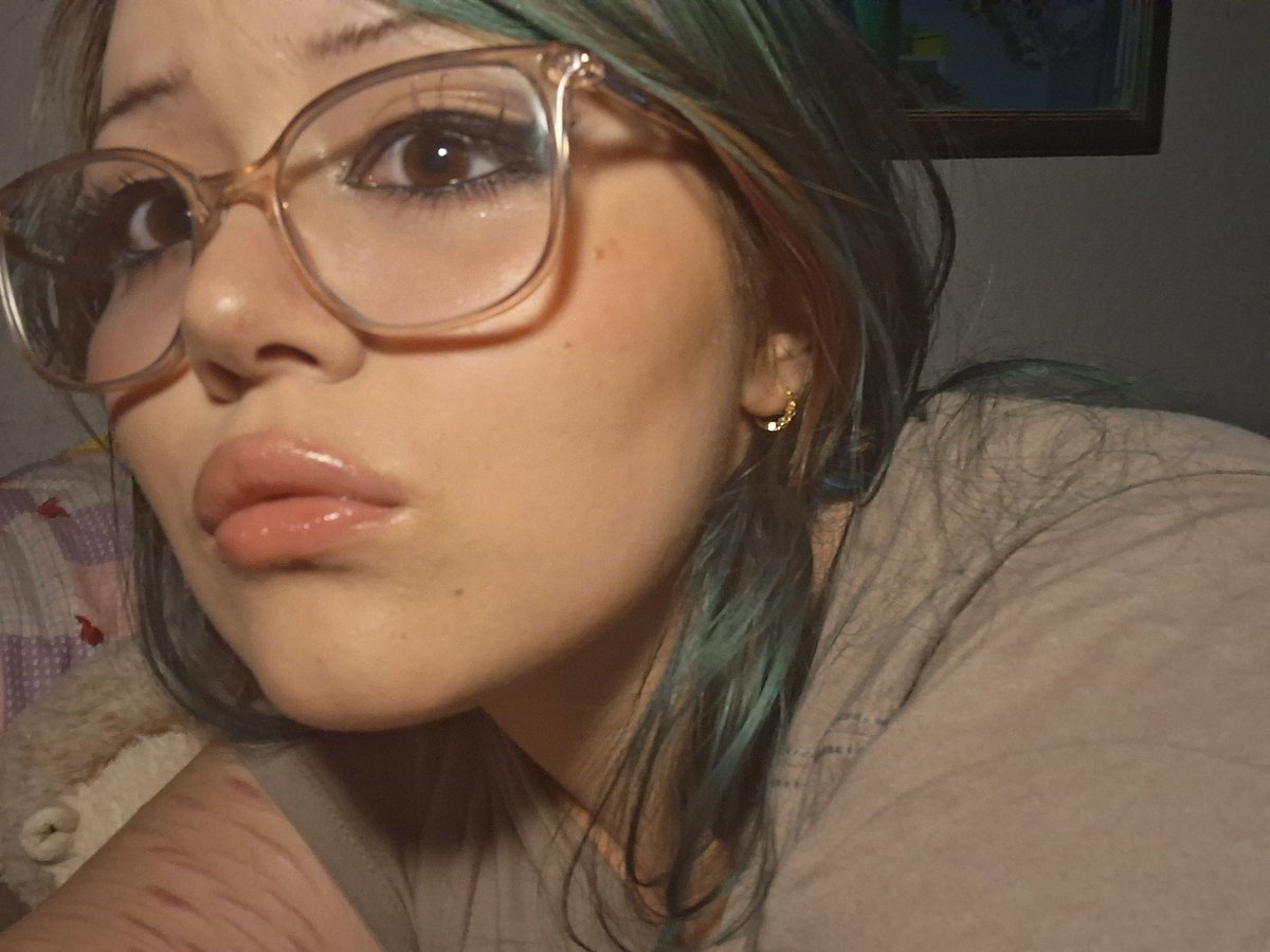 peculiarfoid's tweet photo. for new ppl, this is wat i look like btww https://t.co/tWKd5lLYfE