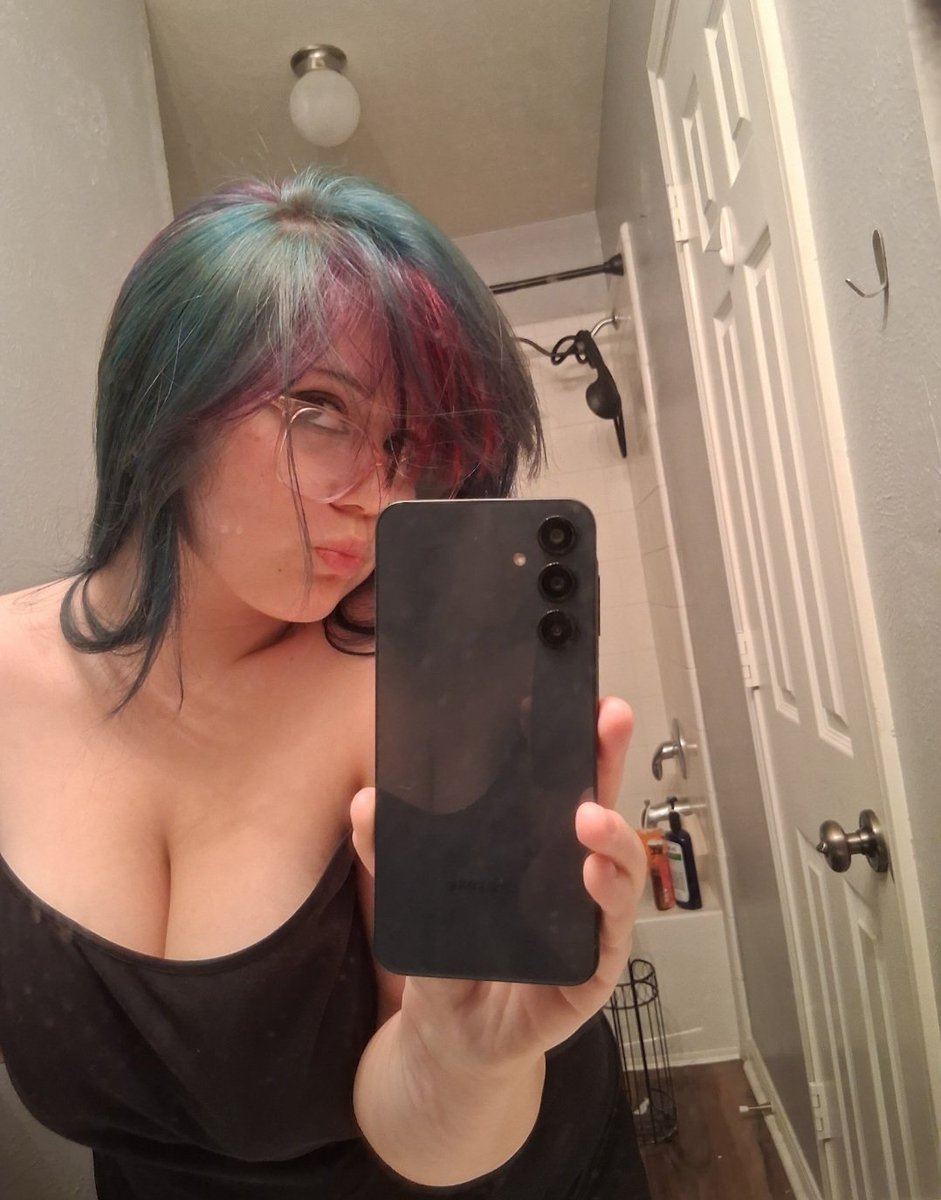 peculiarfoid's tweet photo. for new ppl, this is wat i look like btww https://t.co/tWKd5lLYfE