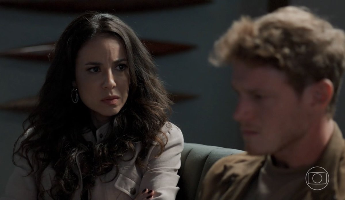 Zenilda devia era ter metido o tapão nessa cara sonsa de Leonardo. #TrêsGraças