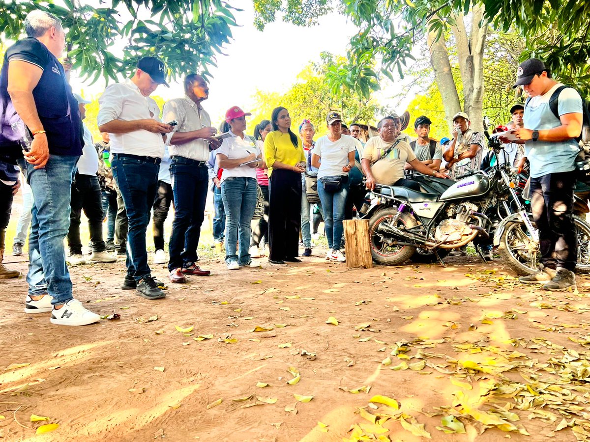 El diálogo constante con la comunidad, nos lleva a tomar las mejores decisiones, siempre.

Hoy, nuestros secretarios de Educación, Yasmín Rocío García, y Gobierno, Eduardo Esquivel, sostuvieron en zona rural de San Diego un encuentro con asociaciones indígenas y campesinas, con
