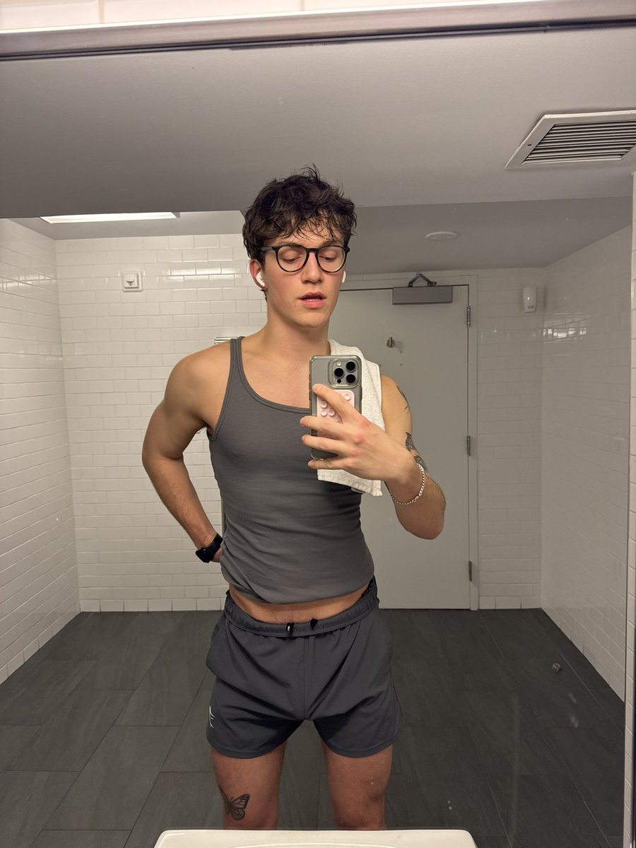 evannnjonesss's tweet photo. gym time https://t.co/Mxq7KPIx0o