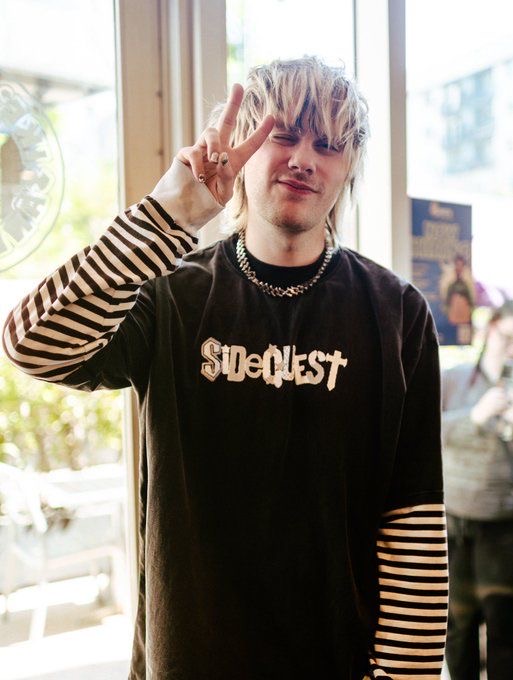 5SOSDigest. tweet media