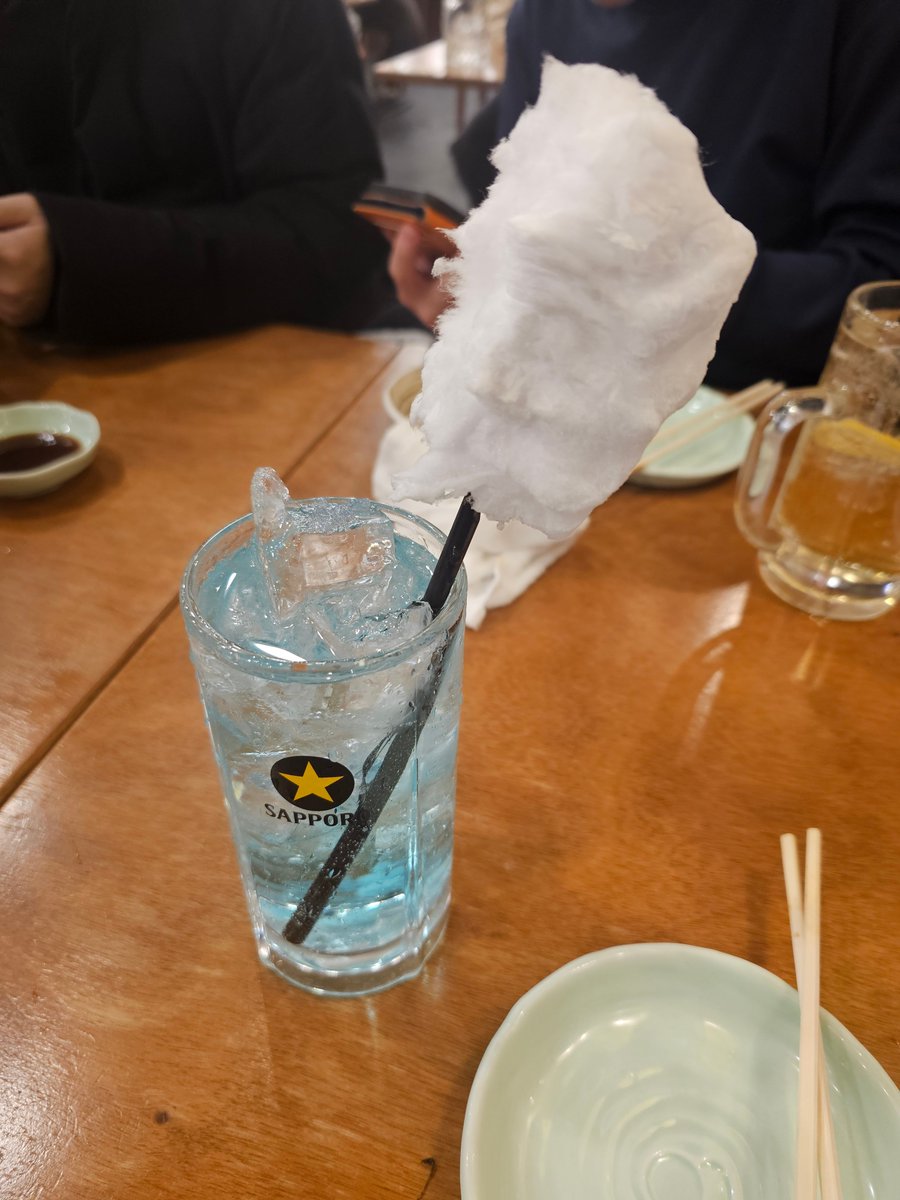 maruhan_s's tweet photo. こんにちは！小田原店の多田です🎮

先日、別店舗の同期と飲む機会があり、
お店に行ったら「ラム���綿あめサワー」という
興味深い飲み物を見つけました🍺

普段行かない土地まで行きましたが
こういう面白い飲食店もあるのがいいですね☻

#マルハン
＃飲み物 https://t.co/1IuABjHlqY