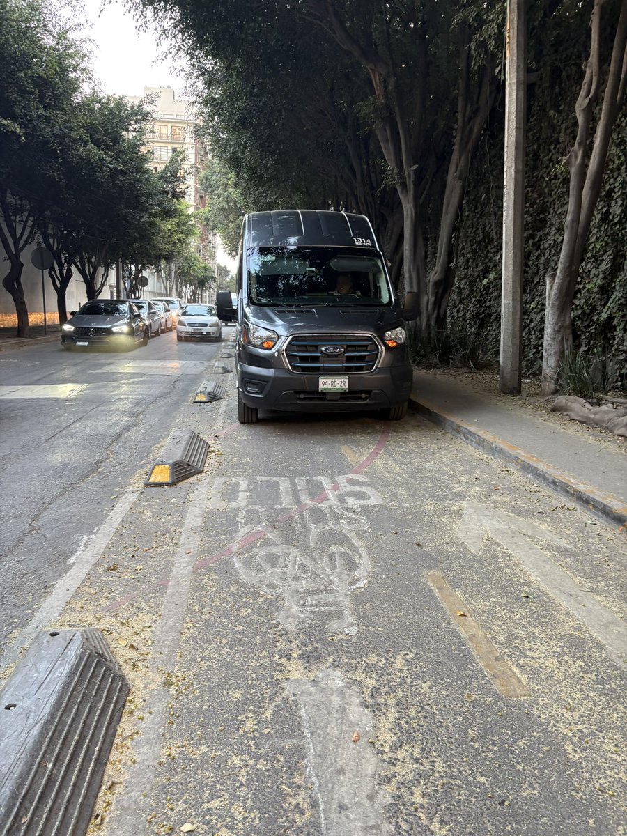 MONYZAMORANO's tweet photo. @BBVA_Mex @scholasticomx  bien por el transporte que proporcionan al personal del edificio de BBVA en Mariano Escobedo 303. Utilizan el carril de Ciclovía para evitar el tráfico de una cuadra. Y el
Respeto a la comunidad? https://t.co/8TSWSqX1LQ