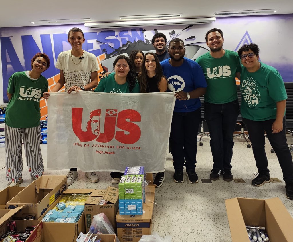 eudiegouai's tweet photo. Brasileiros corações em que a solidão não cabe!
Time da UJS Juiz de Fora que tá em campo, sem titubear, nas ações de solidariedade às vítimas das chuvas e do desmonte do estado de minas por Zema! https://t.co/KCJa3AnYa3