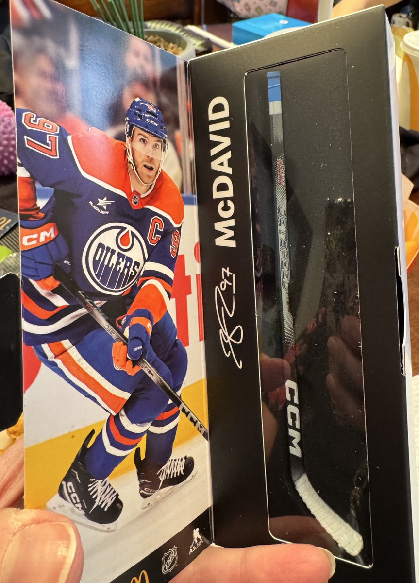 kristelxo's tweet image. I paid $17.59 for a McDonalds 10-piece McNuggets combo and received the McDavid mini stick. 🏒 

I regret nothing. #LetsGoOilers