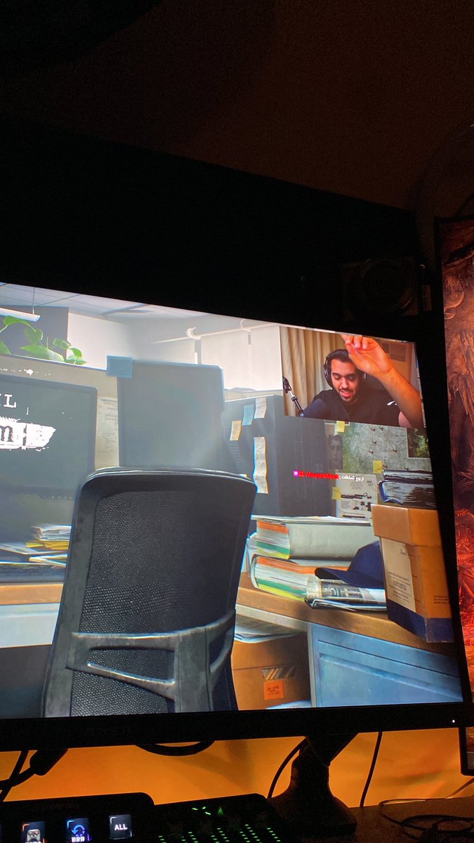 والله رزدنت ايفل لعبة للتاريخ جهزو التبريكات لانها بتاخذ لعبة السنة ان شاء الله
توني مختمها كل شي فيها رهيب رهيب القصة والقرافيكس والقيم بلاي والترابط بين الاحداث والماضي يووووووووه بس 🔥