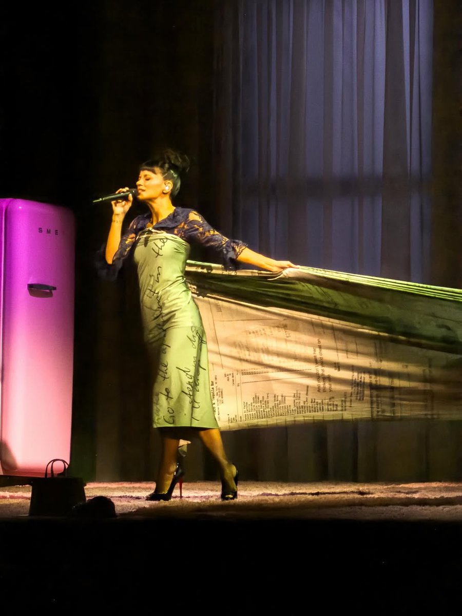 ELA É O CÃO! Lily Allen estreou a turnê West End Girl, na qual performa o álbum completo como uma peça de teatro. Em uma das músicas, ela usa um vestido com os comprovantes que ela encontrou das coisas que o (ex) marido comprava e bancava pra outra.