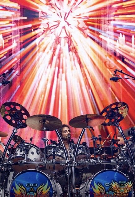 NealSchonMusic's tweet photo. Thank you Pittsburgh! You were out in full force 🙌🏽 @NealSchonMusic @JourneyOfficial @aegpresents @ironmikesavoia https://t.co/gFhXmYjon6