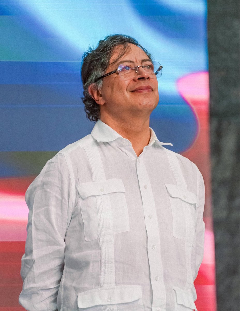 DanielRMed's tweet photo. Hoy celebramos que el pueblo se hizo presidente y le cumplió a la juventud. Ya no nos disparan por pedir más plata para la universidad, ya no nos gasean por luchar contra la privatización de las universidades públicas, el gobierno del cambio destinó $46 billones, fortaleció su base presupuestal muy por encima de lo que exigíamos en 2018 cuando Carrasquilla y Duque nos traicionaron para luego dispararnos, se pensó en el derecho y no en el negocio.

Esa voluntad política del presidente del pueblo que nunca dejó que se recortara el presupuesto de la educación, que a pesar de los ataques mantuvo su voluntad, logró que la universidad pública hoy tenga la capacidad de brindarle educación a 347mil nuevos jóvenes que antes no hubiera podido recibir. 

Hoy ese éxito rotundo en la financiación de la educación superior se hizo ley , le corresponde al pueblo defender esos nuevos recursos para que se destinen en la senda del avance que dejamos, para que las nuevas sedes abran sus puertas aumentando capacidades, para que logremos nivelarnos con la OCDE en ese 70 % de cobertura al que nos acercamos como nunca. Para los que aún están por fuera del derecho ingresen definitivamente y para siempre.

Hoy es un día feliz. Gracias presidente @petrogustavo por permitirme el honor de ser servidor del pueblo en esta bonita lucha y cumplir
