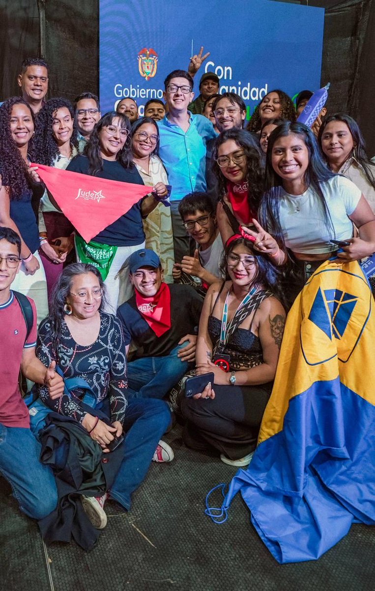 DanielRMed's tweet photo. Hoy celebramos que el pueblo se hizo presidente y le cumplió a la juventud. Ya no nos disparan por pedir más plata para la universidad, ya no nos gasean por luchar contra la privatización de las universidades públicas, el gobierno del cambio destinó $46 billones, fortaleció su base presupuestal muy por encima de lo que exigíamos en 2018 cuando Carrasquilla y Duque nos traicionaron para luego dispararnos, se pensó en el derecho y no en el negocio.

Esa voluntad política del presidente del pueblo que nunca dejó que se recortara el presupuesto de la educación, que a pesar de los ataques mantuvo su voluntad, logró que la universidad pública hoy tenga la capacidad de brindarle educación a 347mil nuevos jóvenes que antes no hubiera podido recibir. 

Hoy ese éxito rotundo en la financiación de la educación superior se hizo ley , le corresponde al pueblo defender esos nuevos recursos para que se destinen en la senda del avance que dejamos, para que las nuevas sedes abran sus puertas aumentando capacidades, para que logremos nivelarnos con la OCDE en ese 70 % de cobertura al que nos acercamos como nunca. Para los que aún están por fuera del derecho ingresen definitivamente y para siempre.

Hoy es un día feliz. Gracias presidente @petrogustavo por permitirme el honor de ser servidor del pueblo en esta bonita lucha y cumplir