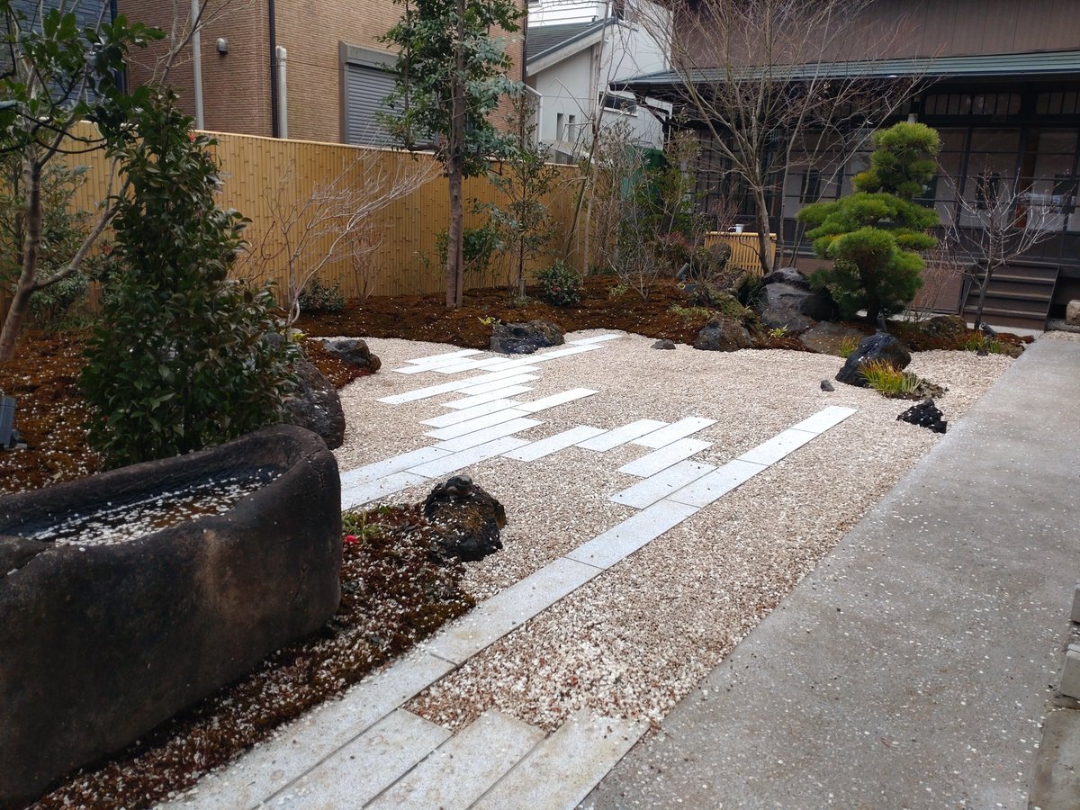 都の技術支援で、杉並区の #猿田彦神社 に #枯山水型グリーンインフラ が完成しました！
右奥の砕石部分に浸透施設を設け、枯山水全体をゆるやかに傾けることで、時間10mm程度の雨を約3時間分を貯めて浸透させられる仕組みです。
日本文化とグリーンインフラが調和した新しい形です！