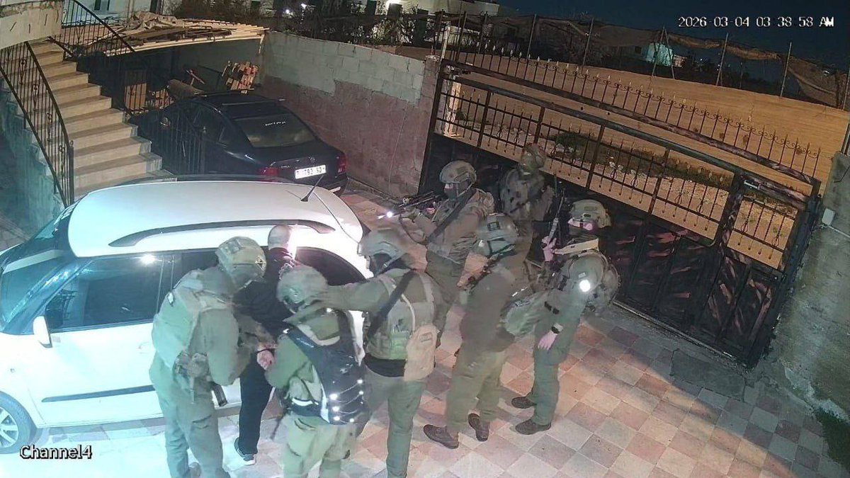 Breaking | Israeli occupation forces abduct Palestinian journalist Musab Qafeesha from his home in the city of Hebron, occupied West Bank.