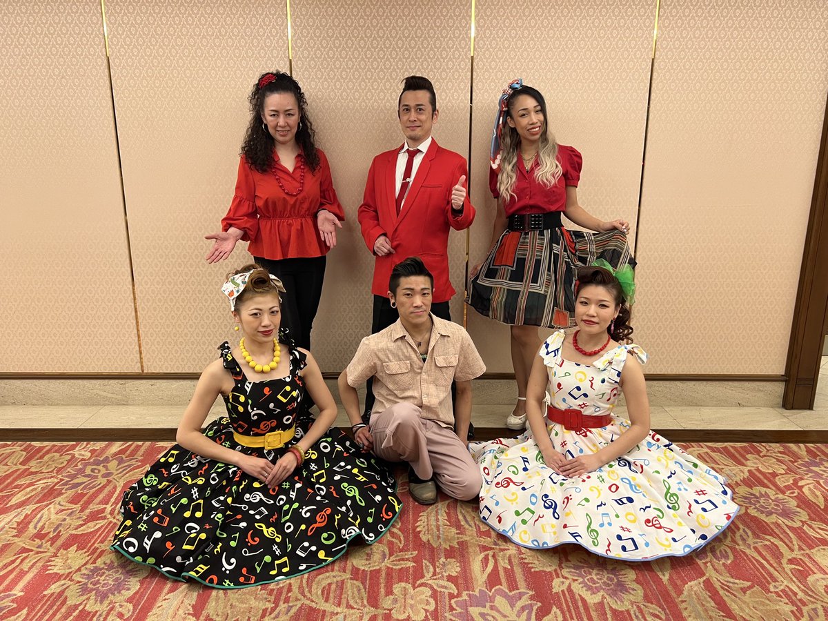 素敵な場所で…
夢の国が、すぐそこにあるホテルで開催された、某企業のパーティに、写真の6人で出演させていただきました。

今回、ギターVo.を務めてくださったPRIDE &amp;