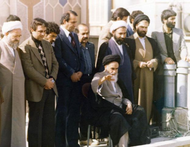 霍梅尼自1964年开始，在外流亡了15年，其中14年是待在伊拉克的圣城纳杰夫，到了1978年，霍梅尼接到驱逐令，总统萨达姆要求他立刻离境。
最初萨达姆对霍梅尼还是惺惺相惜的, 因为中东狂人萨达姆一直认为,放眼整个中东，甚至放眼天下，能称为英雄豪杰的也不过是自己和霍梅尼。