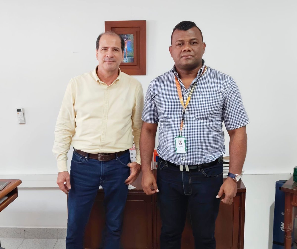 URestitucion's tweet image. En #Valledupar, el director territorial de URT Cesar-La Guajira, Sergio Murillo Clavijo y el Registrador Principal de la #ORIP en la capital de Cesar, Fernando Ballesteros, articulan acciones para fortalecer el proceso de restitución de tierras. La celeridad y organización en los